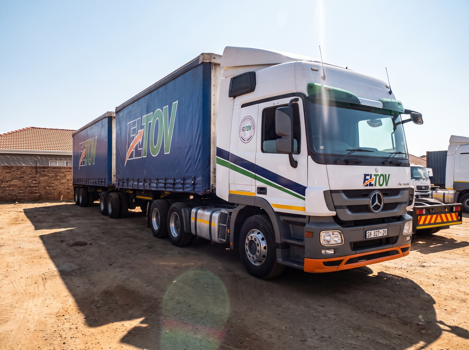 El Tov tautliner trailer making a delivery